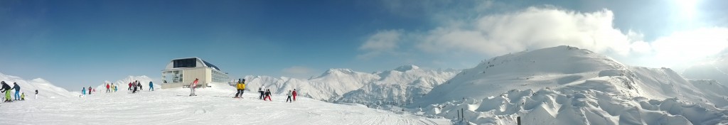 Panorama view. Links voor het huisje staan  Marieke, Michiel en Maarten